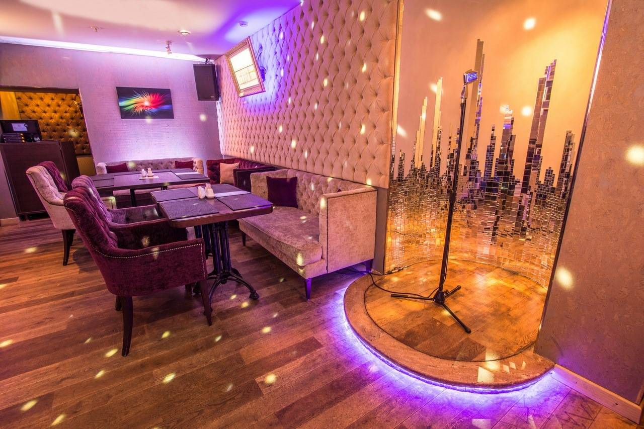 Караоке бар комнаты отдельные. Караоке комнаты сочи. Караоке клуб. Караоке шум сочи. Ресторан дом караоке.