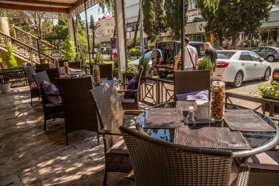 Имеретинская набережная рестораны. Ресторан магеллан имеретинская набережная. Кафе пальма. Сочи рестораны открыты. Барселонета сочи ресторан.